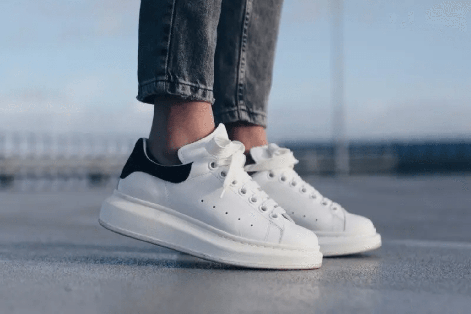 Read more about the article Alexander McQueen: El Lujo y la Tendencia en Tenis de Moda